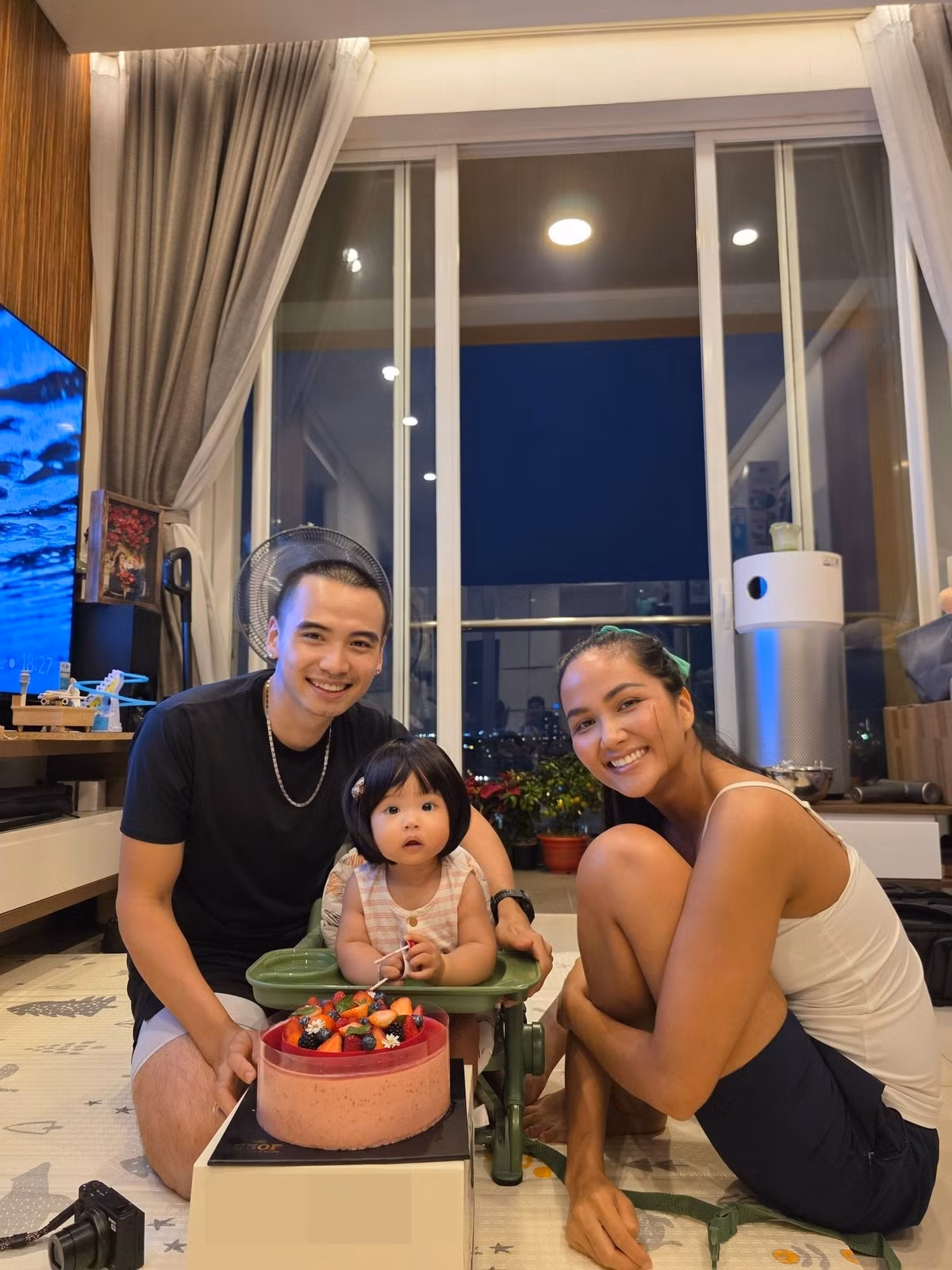 Tháng 9/2025, cặp đôi chào đón con gái đầu lòng, đánh dấu cột mốc mới trong hành trình gia đình. Ảnh: FB Tuấn Khôi.