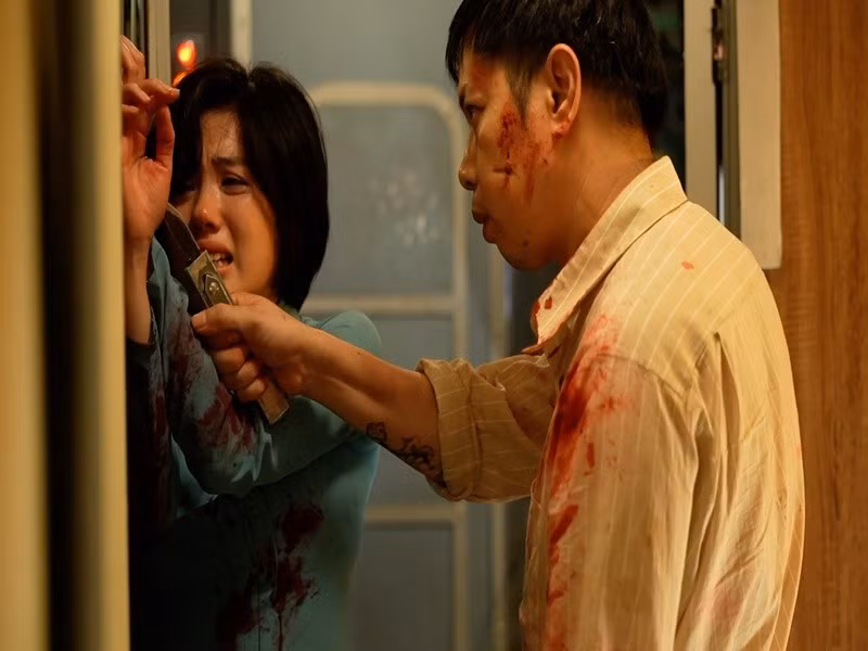 Theo VTV, đóng phim cùng Trâm Anh trong Tử chiến trên không, Thái Hòa vô tình giật cùi chỏ trúng bụng Trâm Anh khiến cô gục xuống trong một cảnh quay. Ảnh: VTV.