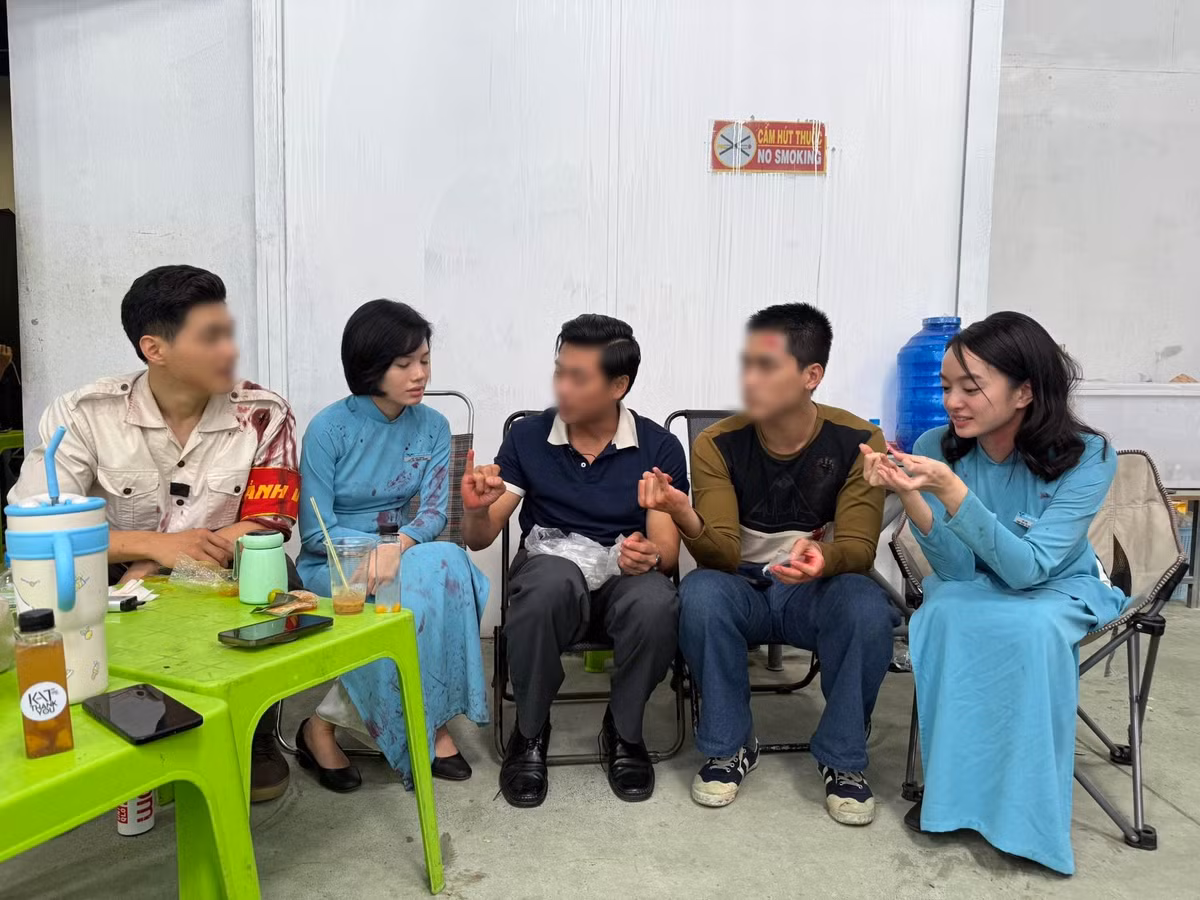 Trong Tử chiến trên không, Kaity Nguyễn và Trâm Anh (thứ hai bên trái) đóng vai tiếp viên hàng không. Ảnh: FB Kaity Nguyễn.