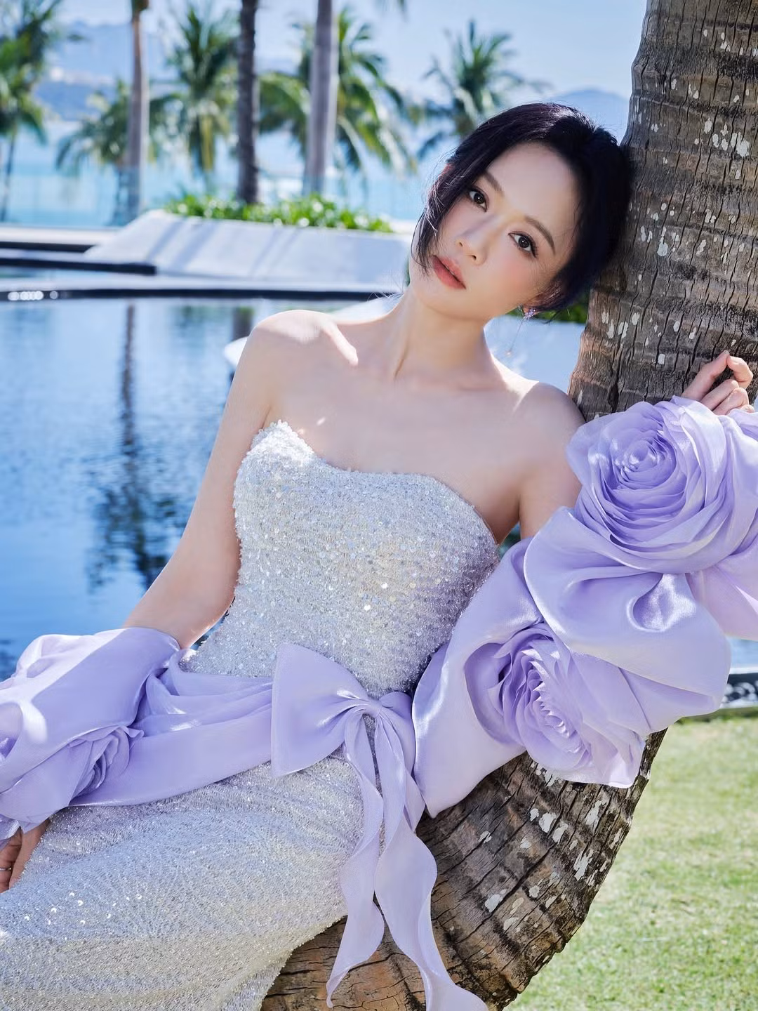 Dù là khi nhìn xa xăm hay mỉm cười nhẹ, 'nữ hoàng phim thần tượng’ một thời đều làm chủ khung hình một cách rất cuốn hút.