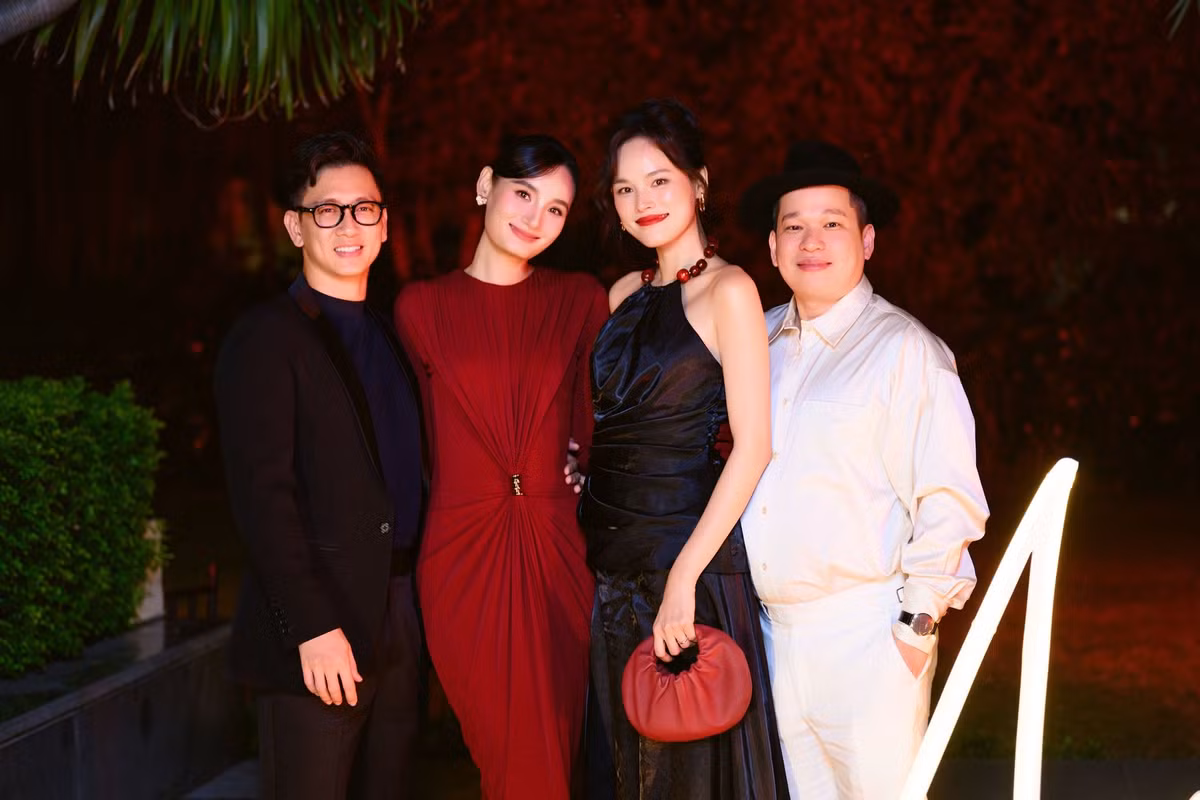 Lê Thúy - Đỗ An chụp ảnh kỷ niệm cùng vợ chồng Tuyết Lan. Lê Thúy và Tuyết Lan là đôi bạn thân trong 15 năm qua, đều khởi nghiệp là người mẫu.