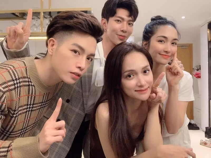Erik và Đức Phúc - 2 thành viên khác trong nhóm Hoa Dâm Bụt của Hòa Minzy cũng thân thiết với Hương Giang. Ảnh: FB Hòa Minzy.