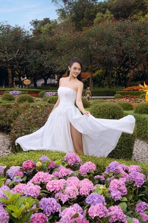 Nàng hậu cao 1m74, có số đo ba vòng gợi cảm 90-63-96cm. Ảnh: FB Vũ Thúy Quỳnh.