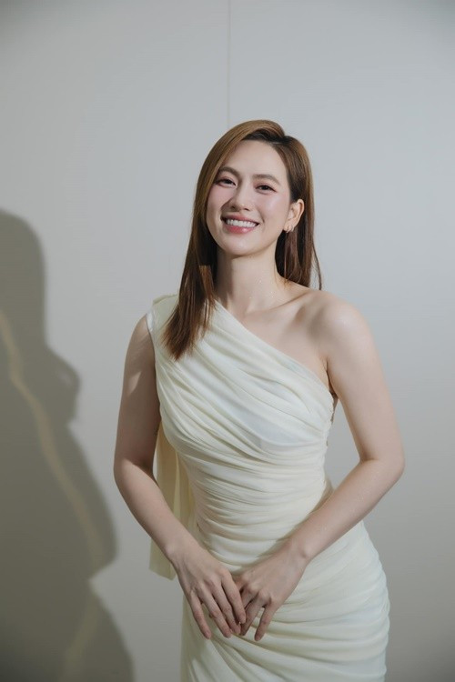 “Năm 20 tuổi, mình từng nghĩ 30 mình sẽ lấy chồng. Hiện tại mình đã 30 rồi nhưng lại nghĩ sao không ai lấy hết vậy. Nói chung mình còn độc thân, còn rất là nhiều năng lượng để tập trung cho công việc”, nữ diễn viên chia sẻ.