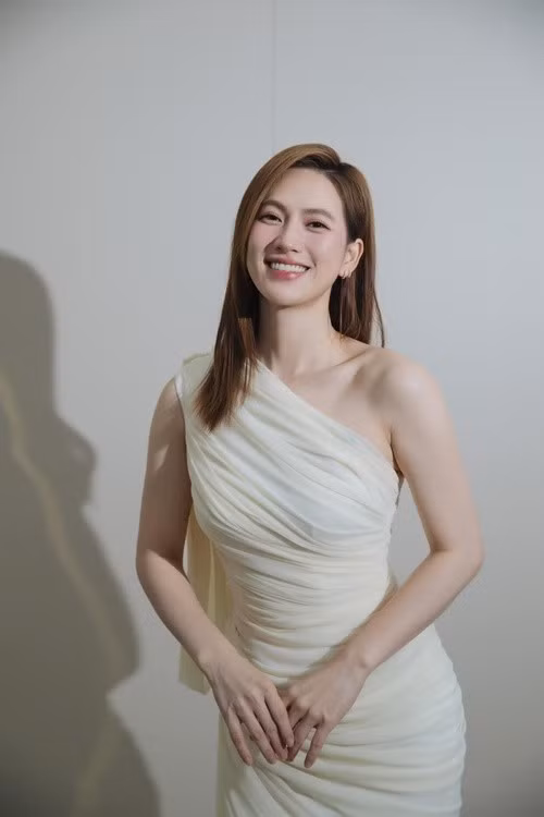 “Năm 20 tuổi, mình từng nghĩ 30 mình sẽ lấy chồng. Hiện tại mình đã 30 rồi nhưng lại nghĩ sao không ai lấy hết vậy. Nói chung mình còn độc thân, còn rất là nhiều năng lượng để tập trung cho công việc”, nữ diễn viên chia sẻ.