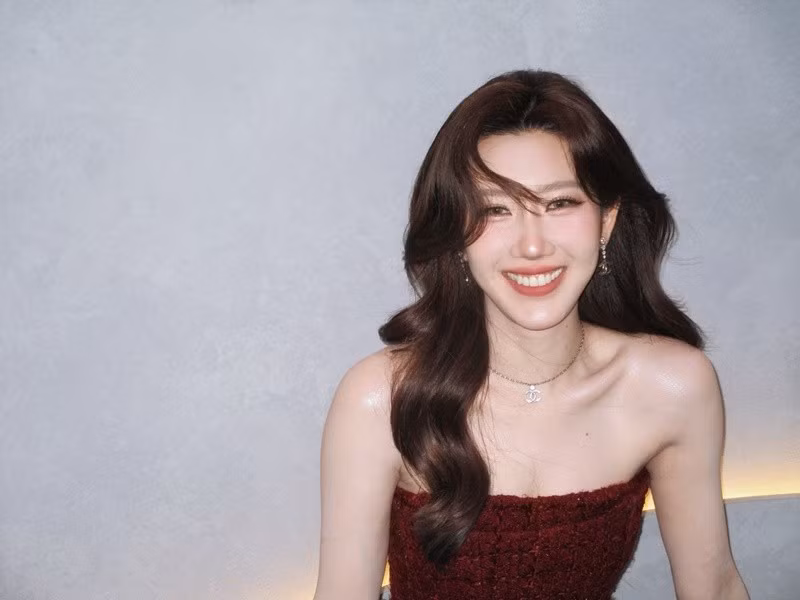 Thúy Ngân thường chọn các thiết kế tôn dáng, nhấn mạnh vẻ mềm mại và nữ tính. Những bộ váy ôm sát, chất liệu nhẹ hoặc chi tiết xuyên thấu vừa phải giúp cô tạo dấu ấn mỗi khi xuất hiện.