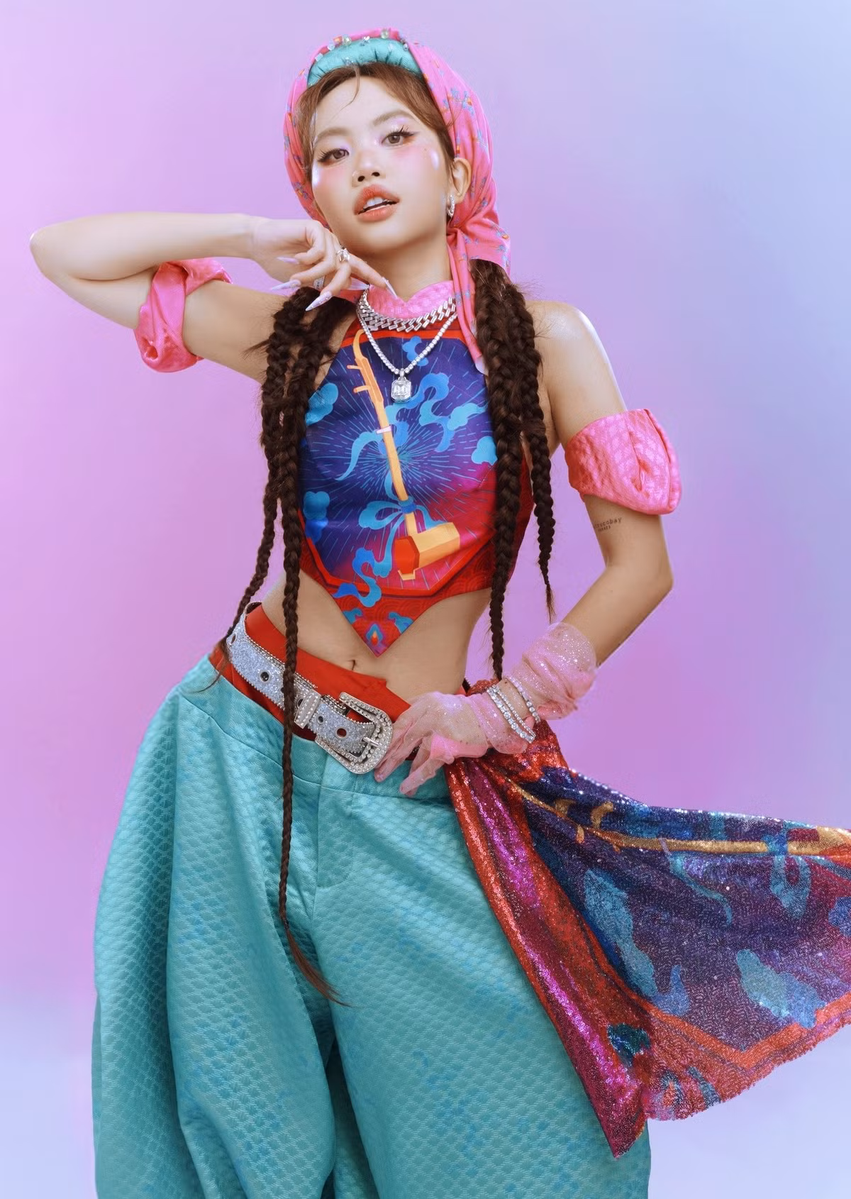 Trước đó, Phương Mỹ Chi nổi lên từ Giọng hát Việt nhí 2013, liên tục biểu diễn tại các sự kiện, chương trình ca nhạc cả trong nước và ngoài nước. Vào tháng 7 vừa qua, cô giành vị trí thứ 3 trong chung kết cuộc thi Sing! Asia 2025. Ảnh: FB Phương Mỹ Chi.