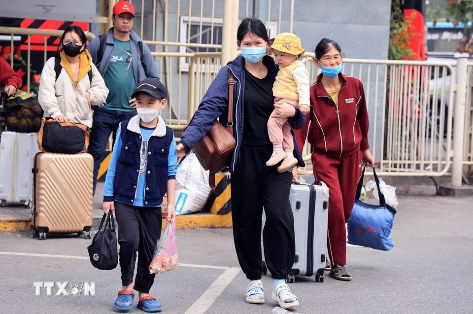 Người dân vội vã dời bến xe Giáp Bát trở về nhà sau kỳ nghỉ tết Dương lịch. (Ảnh: Quốc Khánh/TTXVN)