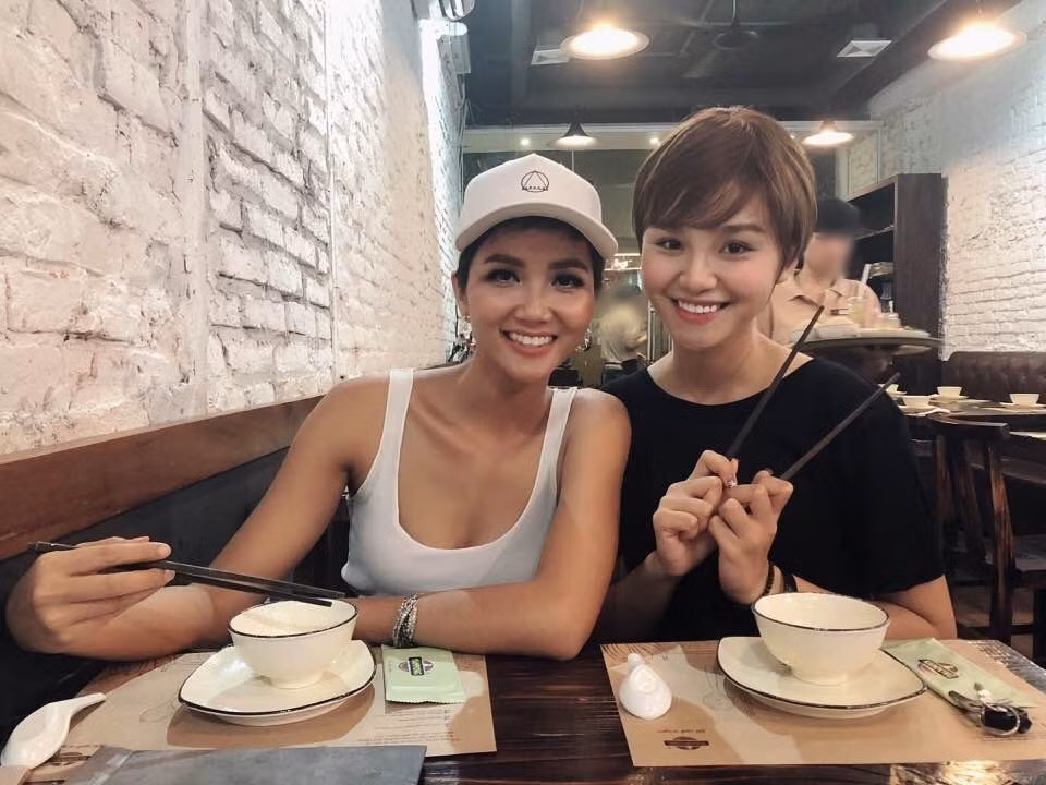 2 mỹ nhân Việt là đối thủ của nhau ở Hoa hậu Hoàn vũ Việt Nam 2017. Ảnh: FB Lê Thu Trang.