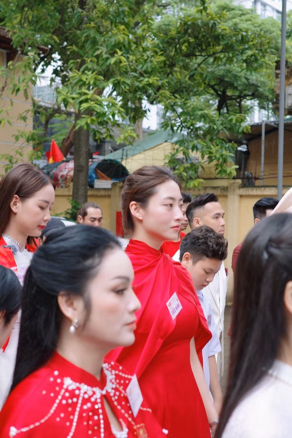 Nhờ chiều cao 1m8 cùng nhan sắc rạng rỡ, Lương Thuỳ Linh nổi bật trong buổi tổng duyệt. Ảnh: Sen Vàng.