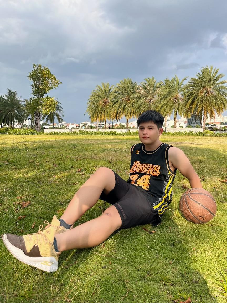 Ở độ tuổi thiếu niên, con trai Thanh Thúy – Đức Thịnh gây ấn tượng với vóc dáng cao ráo, cân đối. Cậu nhóc sở hữu làn da sáng, sống mũi thẳng, đôi mắt to và sâu, toát lên vẻ thông minh, điềm đạm. Ảnh: FB Cà Phê.