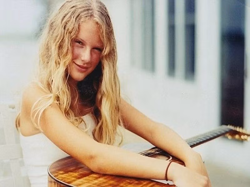 Taylor Swift sinh năm 1989, là ca sĩ, nhạc sĩ người Mỹ. Tên tuổi của cô gắn liền với các ca khúc Love story, You belong with me, Black space. Ảnh: Znews.