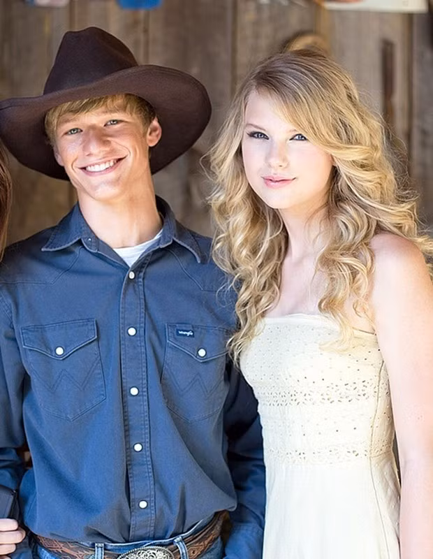 Năm 2009, nữ ca sĩ Love story hẹn hò với nam diễn viên Lucas Till khi anh đóng cặp với cô trong MV You belong with me. Đời tư của Lucas Till khá bí ẩn. Có nguồn tin cho rằng anh đã kết hôn với Skyler Samuels. Ảnh: Vietnamnet.