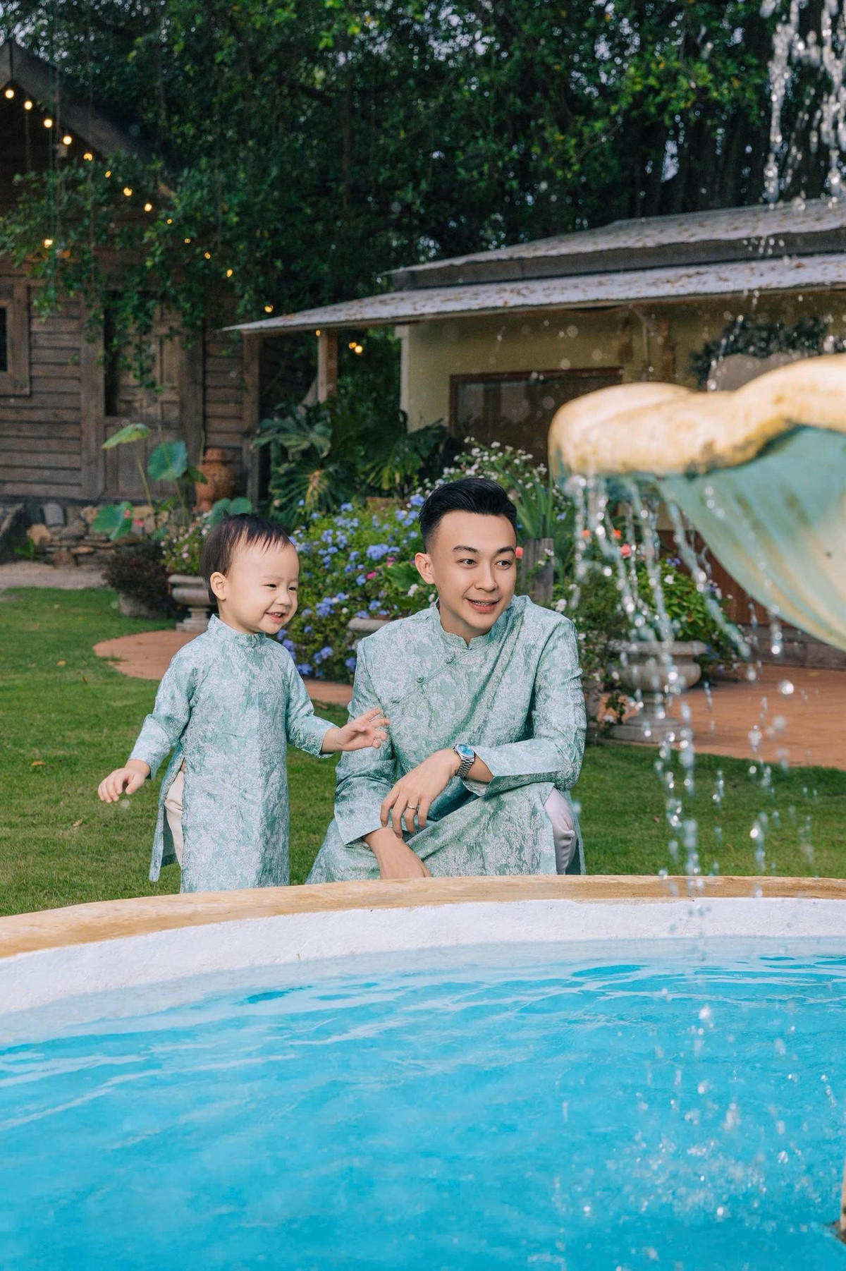 Khoảnh khắc Phan Tô Ny và con trai diện áo dài đồng điệu tạo cảm giác gần gũi, ấm áp trong những ngày đầu xuân. Ảnh: FB Phan Tô Ny.