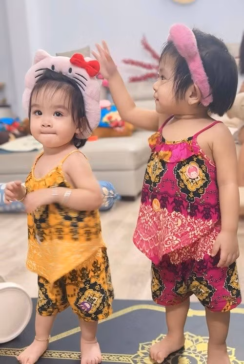 Kha Ly chia sẻ về bé Lita và Kỳ Kỳ: "Người ta gọi bà Ly mini và ông Châu Khải Phong nhí chơi với nhau thân thiết quá à, nét hạnh phúc rạng rỡ trên gương mặt hai bà đáng yêu làm sao". Ảnh: FB Kha Ly.