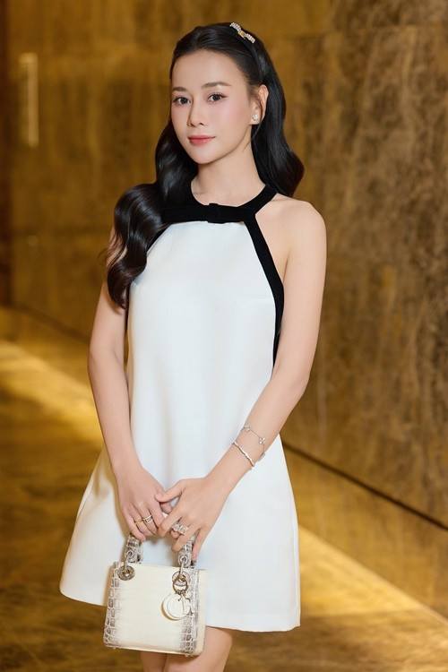 Phương Oanh kém Đồng Dao 4 tuổi, sinh đôi cách đây 1 năm. Ảnh: FB Phương Oanh.