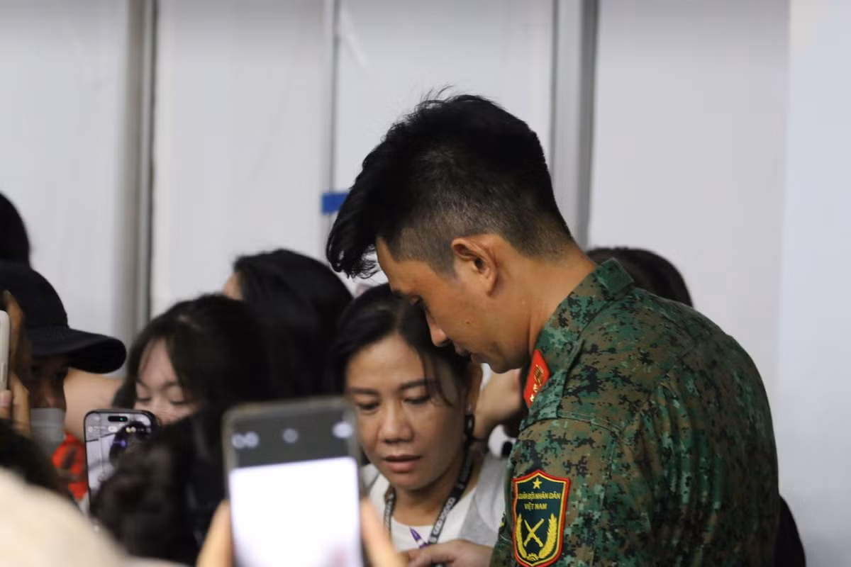 Nhiều chiến sĩ được người hâm mộ xin chữ ký.