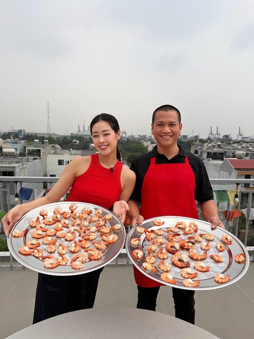 Trong căn bếp gia đình, Nguyễn Long đảm nhận vai trò “đầu bếp chính”. Từ bắp bò cuộn tai heo ngâm mắm đến tôm khô trộn gỏi đều do anh chế biến. Khánh Vân hào hứng chia sẻ thành quả nấu nướng của chồng trên trang cá nhân.