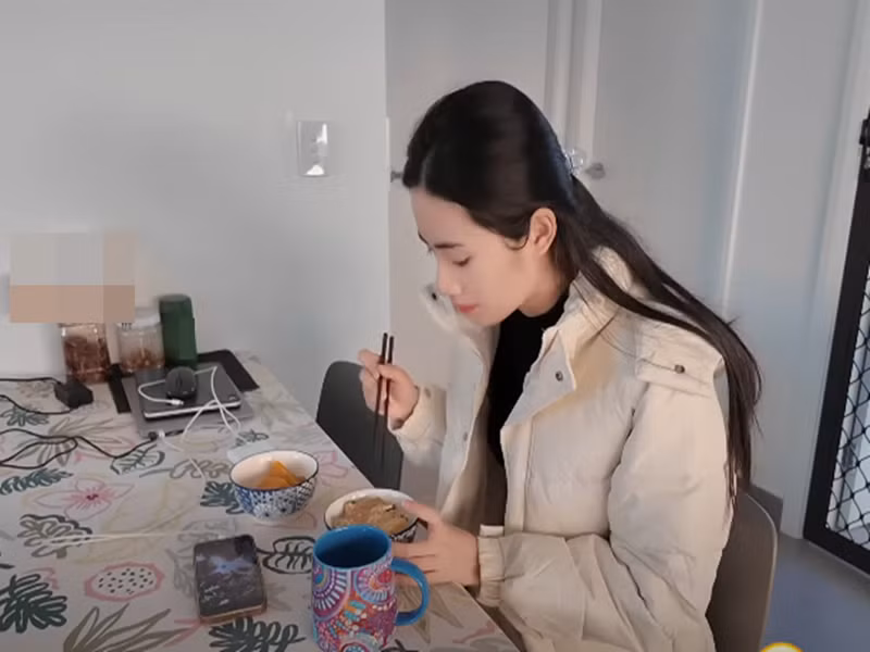 Ý Nhi trổ tài làm các món ăn như bí đỏ hấp, bò bít tết. Ảnh: Youtube Ý Nhi.