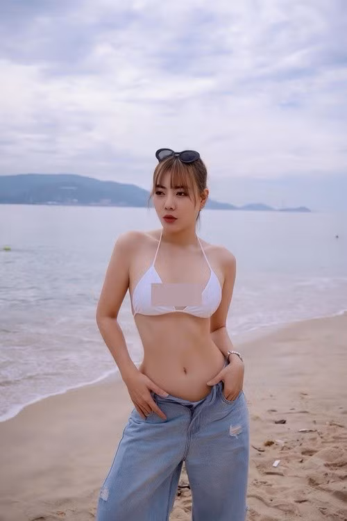 Thanh Hương kết hợp bikini với quần jeans. Ảnh: FB Thanh Hương.