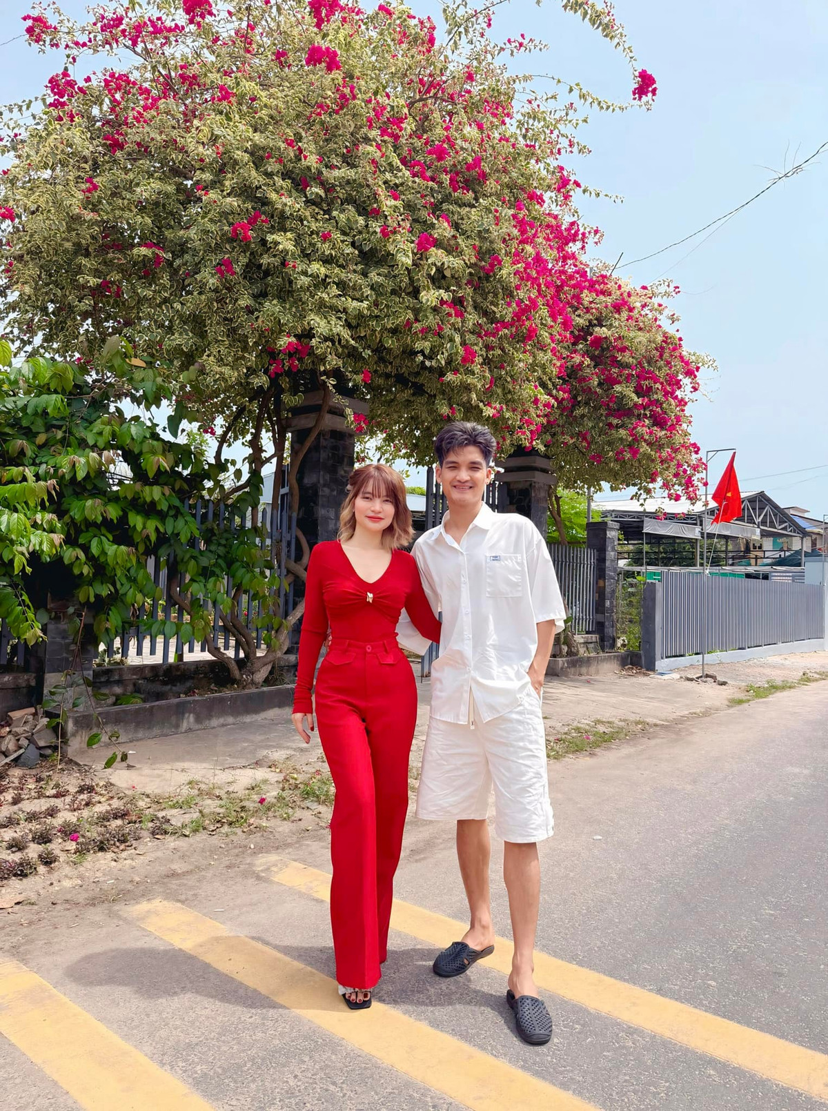 Thảo Vy – vợ Mạc Văn Khoa không hoạt động trong lĩnh vực nghệ thuật nhưng luôn âm thầm đồng hành, sẻ chia cùng chồng trong mọi giai đoạn, từ lúc khó khăn cho đến khi sự nghiệp dần ổn định.