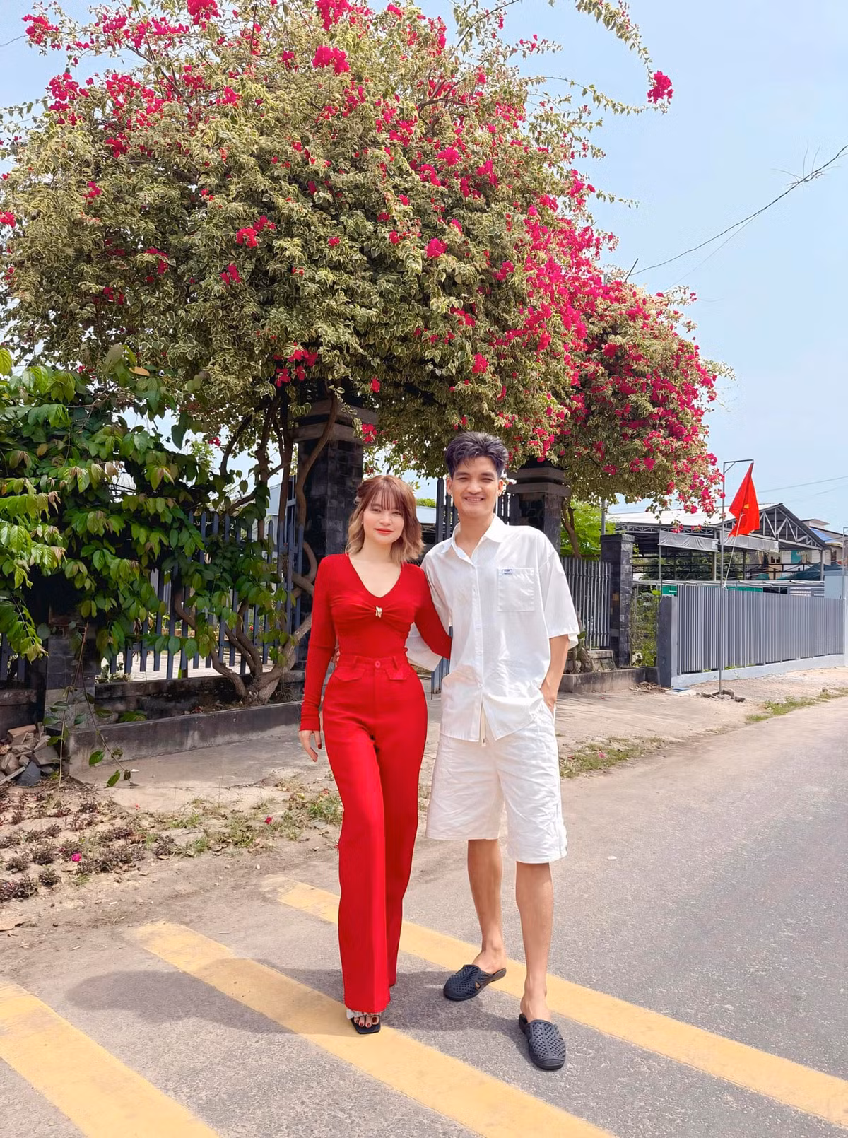 Thảo Vy – vợ Mạc Văn Khoa không hoạt động trong lĩnh vực nghệ thuật nhưng luôn âm thầm đồng hành, sẻ chia cùng chồng trong mọi giai đoạn, từ lúc khó khăn cho đến khi sự nghiệp dần ổn định.