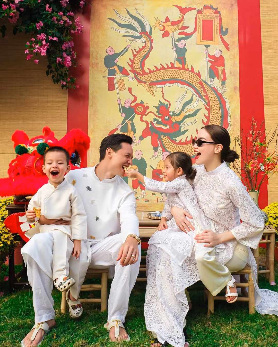 Đại gia đình Hồ Ngọc Hà thường chụp ảnh áo dài Tết ngay trước biệt thự riêng. Ảnh: FB Hồ Ngọc Hà.