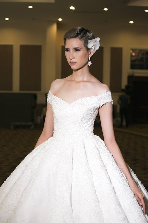 "Tôi điều trị laze để da mặt đều màu hơn. Ngoài ra, tôi sử dụng chất làm đầy đầu mũi. Mũi tôi vốn cao sẵn, chỉ thiếu đầu mũi. Tôi cũng sửa răng", Hồng Xuân chia sẻ trên Dân Việt. Ảnh: Dân Việt.