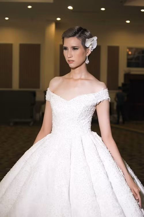 "Tôi điều trị laze để da mặt đều màu hơn. Ngoài ra, tôi sử dụng chất làm đầy đầu mũi. Mũi tôi vốn cao sẵn, chỉ thiếu đầu mũi. Tôi cũng sửa răng", Hồng Xuân chia sẻ trên Dân Việt. Ảnh: Dân Việt.