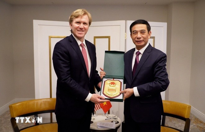 Bộ trưởng Quốc phòng Phan Văn Giang trao quà lưu niệm cho Thứ trưởng thứ nhất Bộ Chiến tranh Hoa Kỳ Elbridge A. Colby . (Ảnh: Đoàn Hùng/TTXVN)