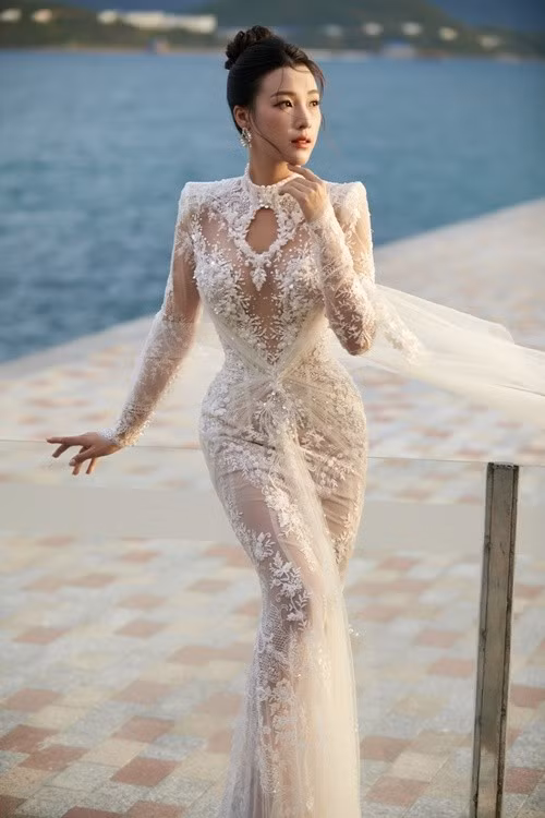 Nữ MC sinh năm 1990 mặc ngày càng táo bạo. Ảnh: FB Hoàng Oanh.