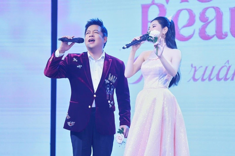 Tố My cảm thấy việc được Quang Lê đánh giá cao là áp lực. Nữ ca sĩ sẽ cố gắng để xứng đáng với sự yêu thương của Quang Lê. Ảnh: FB Tố My.