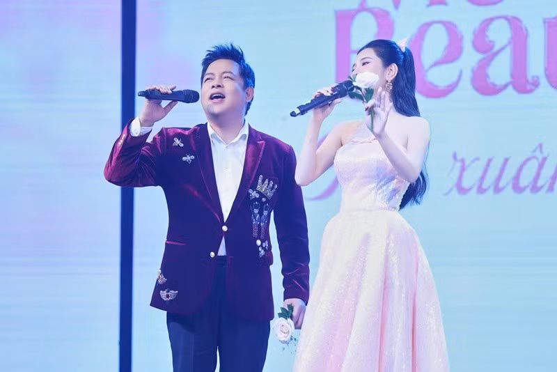 Tố My cảm thấy việc được Quang Lê đánh giá cao là áp lực. Nữ ca sĩ sẽ cố gắng để xứng đáng với sự yêu thương của Quang Lê. Ảnh: FB Tố My.