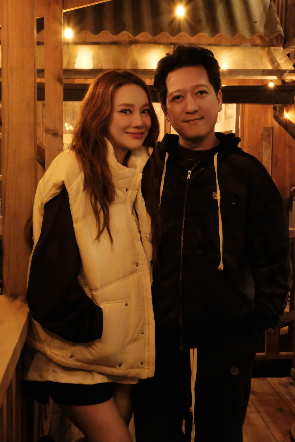 Trường Giang tâm sự trong ngày đầu năm mới: “Điều kỳ diệu nhất với Phương và Giang lúc này chính là thiên thần nhỏ thứ ba sắp chào đời vào giữa tháng 1. Những ngày này, cả nhà như đang sống trong một bầu không khí hạnh phúc lặng lẽ mà ngập tràn. Hạnh phúc đôi khi giản đơn đến lạ - nó nằm trong tiếng cười trong trẻo của con, trong cái nắm tay thật chặt của người bạn đời, và trong niềm hy vọng về một khởi đầu mới đầy yêu thương”. Ảnh: FB Trường Giang.