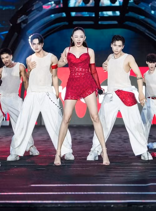 Trên trang cá nhân, nữ ca sĩ sinh năm 1989 tung loạt ảnh biểu diễn đầy năng lượng ở nhạc hội. Ảnh: FB Tóc Tiên.