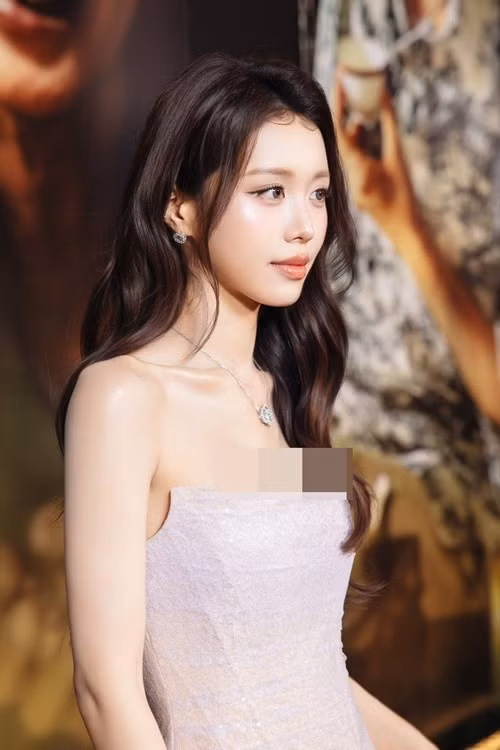 Làn da trắng giúp Han Sara luôn tỏa sáng trong mọi khung hình đời thường.