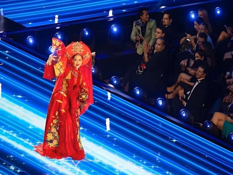 Thiết kế Cô Sen lấy cảm hứng từ trang phục hầu đồng trong nghi lễ thờ Mẫu của người Việt Ảnh: Miss Universe Vietnam.