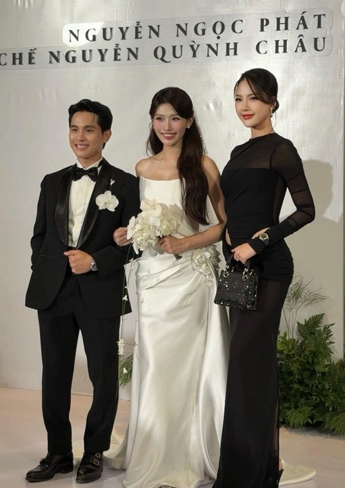 Bùi Quỳnh Hoa chia sẻ trên trang cá nhân: 'Giờ chị Chế Nguyễn Quỳnh Châu đã là vợ anh Ngọc Phát. Ngày hôm nay chị là cô dâu đẹp nhất! Chúc anh chị có một hành trình hôn nhân tràn ngập yêu thương và niềm vui". Ảnh: FB Quỳnh Hoa.