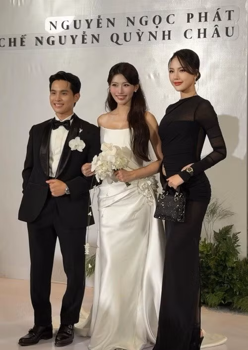 Bùi Quỳnh Hoa chia sẻ trên trang cá nhân: 'Giờ chị Chế Nguyễn Quỳnh Châu đã là vợ anh Ngọc Phát. Ngày hôm nay chị là cô dâu đẹp nhất! Chúc anh chị có một hành trình hôn nhân tràn ngập yêu thương và niềm vui". Ảnh: FB Quỳnh Hoa.