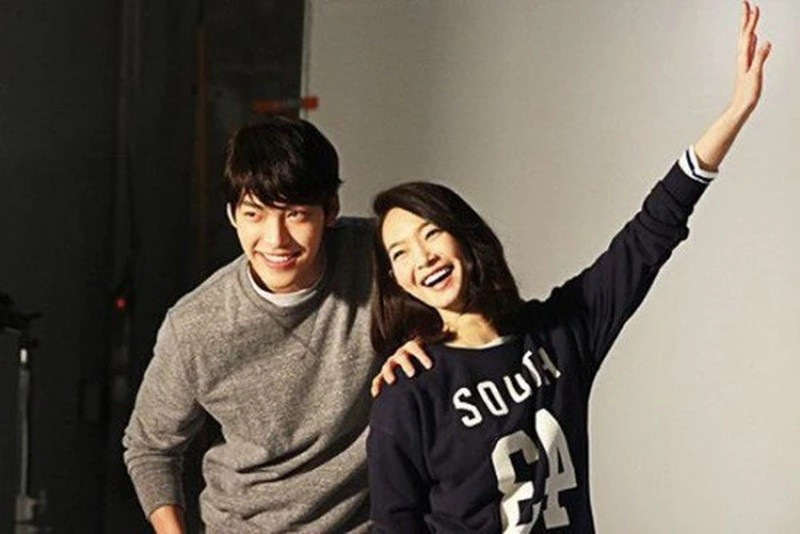 Kim Woo Bin tạm dừng sự nghiệp để điều trị bệnh và luôn có Shin Min Ah đồng hành. Sau thời gian điều trị, tài tử đã hồi phục và trở lại làng giải trí Hàn Quốc. Ảnh: Người Lao Động.