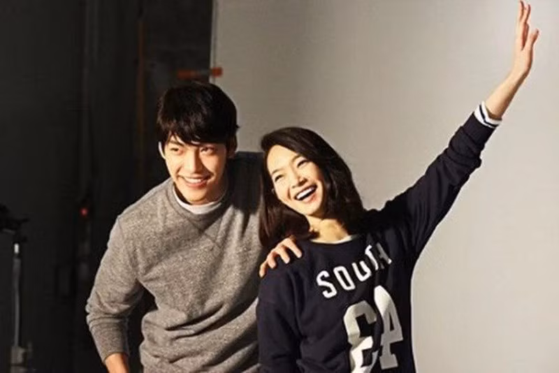 Kim Woo Bin tạm dừng sự nghiệp để điều trị bệnh và luôn có Shin Min Ah đồng hành. Sau thời gian điều trị, tài tử đã hồi phục và trở lại làng giải trí Hàn Quốc. Ảnh: Người Lao Động.
