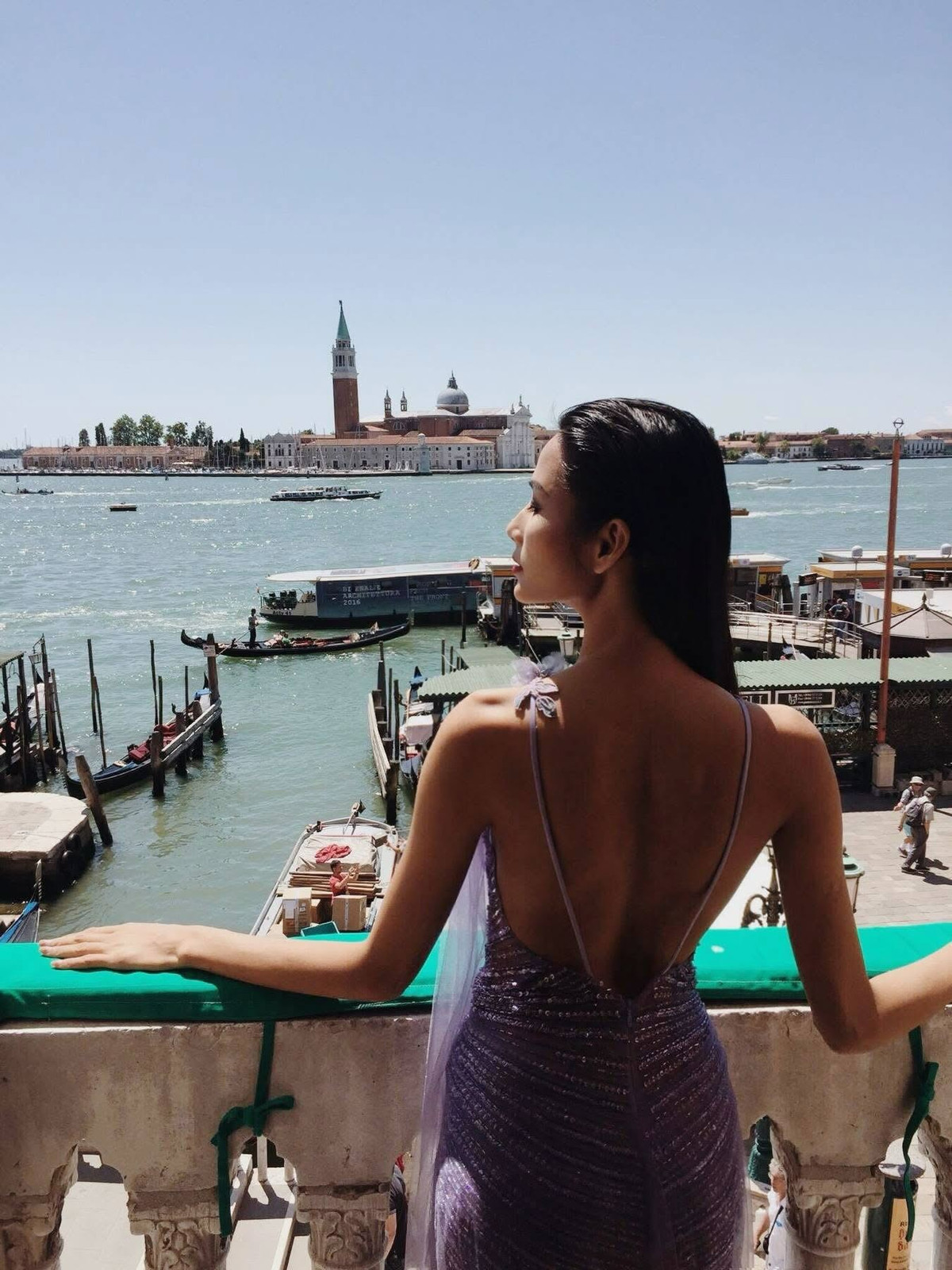 Theo Người Lao Động, Hoàng Thùy cho biết, cô từng vụt mất một cơ hội quý giá khi được một công ty người mẫu danh tiếng ở New York mời casting, nhưng vì không hiểu tiếng Anh nên bỏ lỡ. Sự tiếc nuối này đã thôi thúc Hoàng Thùy học ngoại ngữ. Sau đó, cô đã tự tin hơn khi làm việc quốc tế.