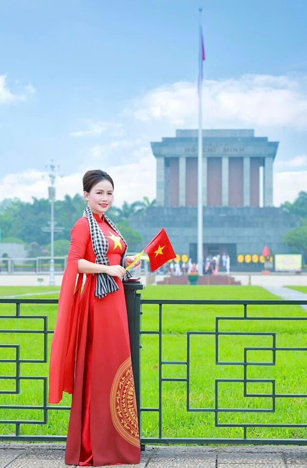 Diễn viên Đào Hoàng Yến diện áo đỏ, chụp ảnh tại Quảng trường Ba Đình. Ảnh: FB Đào Hoàng Yến.