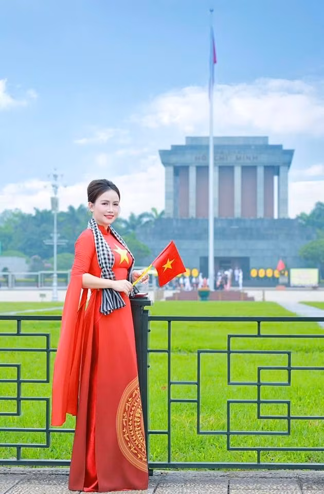 Diễn viên Đào Hoàng Yến diện áo đỏ, chụp ảnh tại Quảng trường Ba Đình. Ảnh: FB Đào Hoàng Yến.