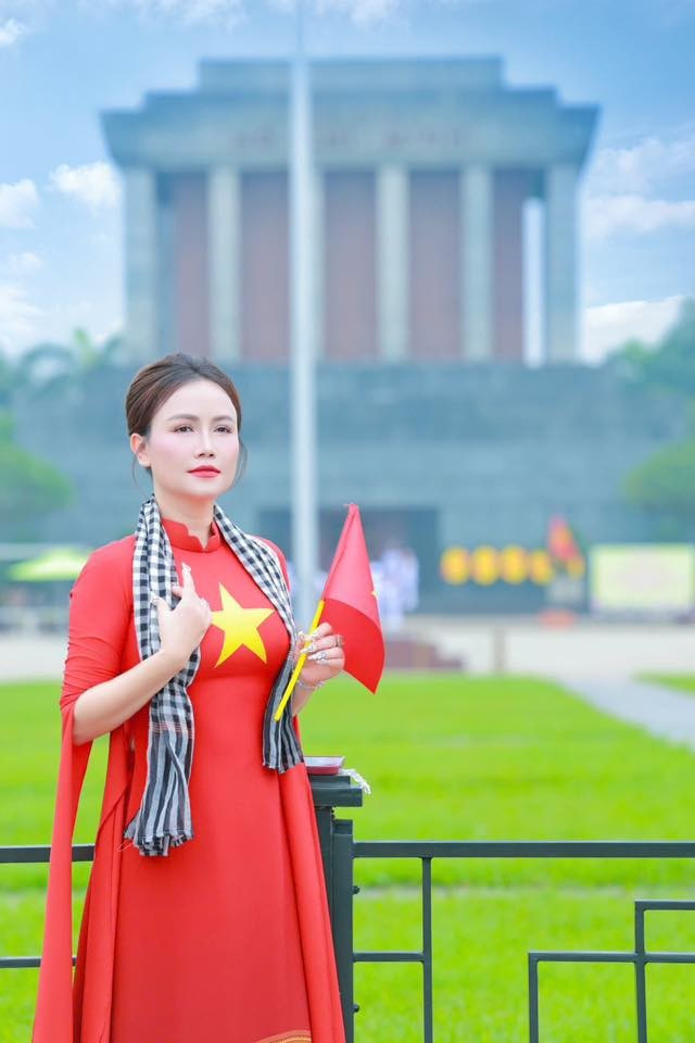 Nữ diễn viên về nhà đi con diện áo dài kết hợp khăn rằn. Ảnh: FB Đào Hoàng Yến.