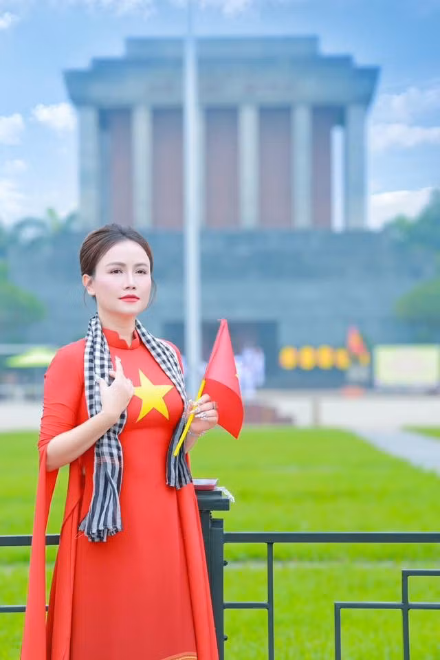 Nữ diễn viên về nhà đi con diện áo dài kết hợp khăn rằn. Ảnh: FB Đào Hoàng Yến.