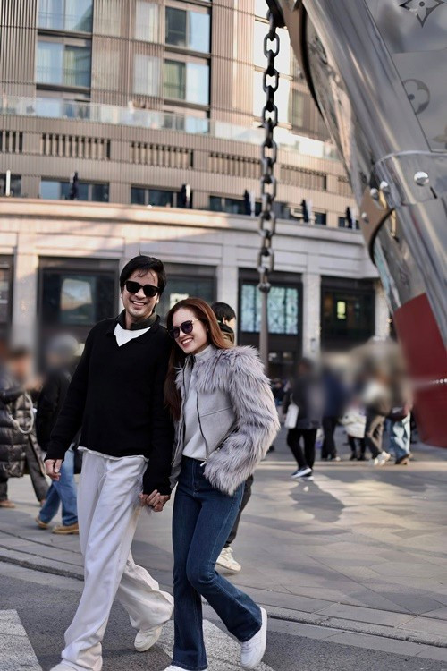 Đôi vợ chồng son dành cho nhau những cái nắm tay nhẹ nhàng hay ánh nhìn đầy trìu mến. Ảnh: FB Đoàn Minh Tài.