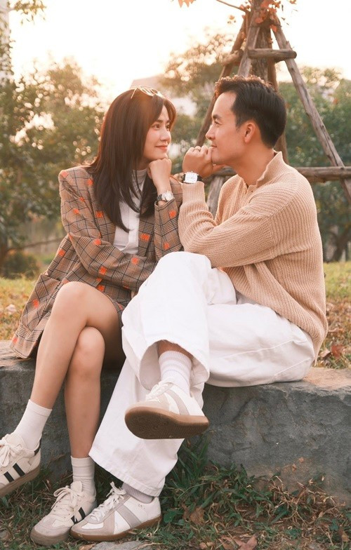 Nữ diễn viên cho biết, chồng là “khán giả khó tính” của mình. Anh Đào tâm sự: "Có những phim cũ anh xem lại và bảo thấy buồn cười. Chính tôi xem lại cũng thấy mình ngày xưa rất ngây ngô. Nhưng tôi trân trọng điều đó, vì mỗi trải nghiệm đều giúp mình trưởng thành hơn". Ảnh: FB Anh Đào.