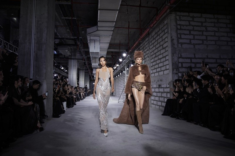 20 năm đứng trên sàn diễn, Võ Hoàng Yến đã đi qua đủ những đỉnh cao, thử thách và cả những khoảnh khắc làm lại từ đầu. Tuy nhiên, điều khiến cô hạnh phúc nhất, chính là được nhìn thấy những lớp người mẫu trẻ đang cháy hết mình, luôn nỗ lực để đưa thời trang Việt vươn xa, mạnh mẽ và tự tin hơn trên bản đồ quốc tế.