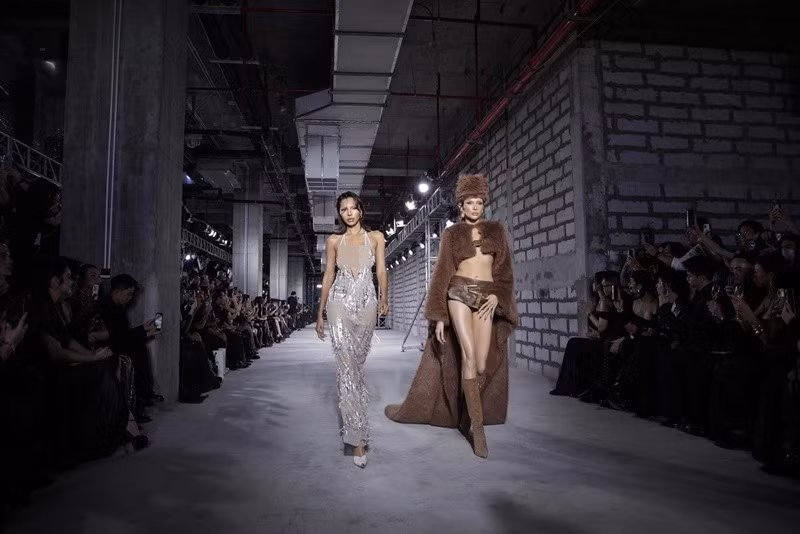 20 năm đứng trên sàn diễn, Võ Hoàng Yến đã đi qua đủ những đỉnh cao, thử thách và cả những khoảnh khắc làm lại từ đầu. Tuy nhiên, điều khiến cô hạnh phúc nhất, chính là được nhìn thấy những lớp người mẫu trẻ đang cháy hết mình, luôn nỗ lực để đưa thời trang Việt vươn xa, mạnh mẽ và tự tin hơn trên bản đồ quốc tế.